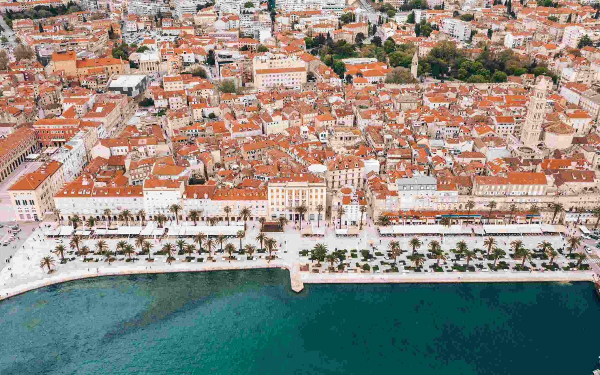 Luftaufnahme der Altstadt von Split und der Uferpromenade Riva